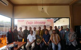 Ketua dan Anggota Bawaslu Kabupaten Labuhanbatu foto bersama dengan Stakeholder usai Rapat Koordinasi terkait penertipan Alat Peraga Kampanye