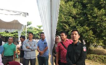 Anggota Bawaslu Labuhanbatu Makmur SE saat melakukan pengawasan Bimtek dan Simulasi Pemilu Tahun 2024 yang dilaksanakan oleh KPU Kabupaten Labuhanbatu.