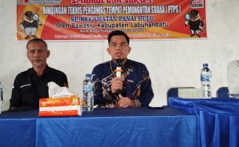 Anggota Bawaslu Kabupaten Labuhanbatu didampingi Ketua Panwaslu Kecamatan Panai Hulu saat pemaparan materi Bimtek PTPS