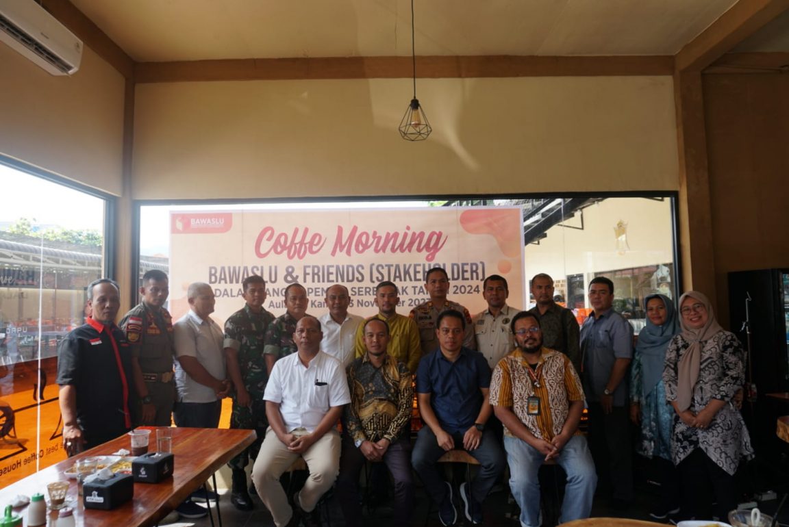 Ketua dan Anggota Bawaslu Kabupaten Labuhanbatu foto bersama dengan Stakeholder usai Rapat Koordinasi terkait penertipan Alat Peraga Kampanye