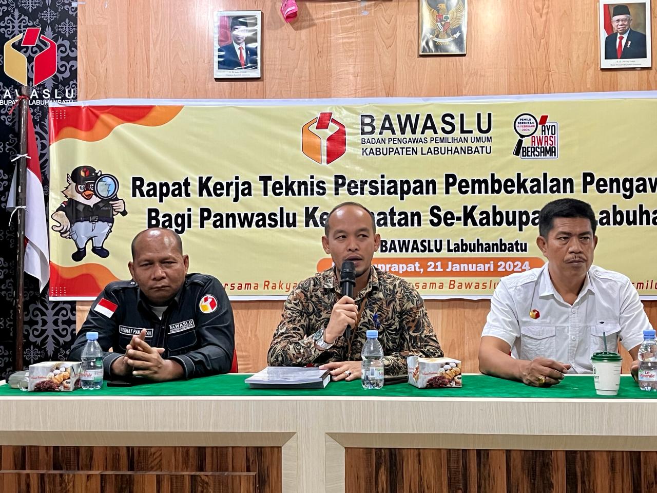 Ketua Bawaslu Kabupaten Labuhanbatu Wahyudi S.Sos didampingi Anggota Bawaslu Saat membuka Pembekalan Pengawas TPS terhadap Panwaslu Kecamatan di Aula Kantor Bawaslu.