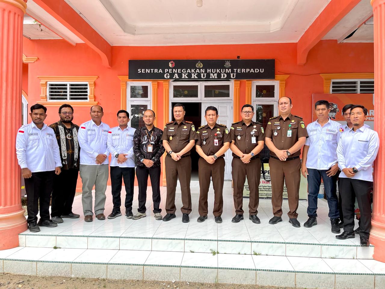 Ketua Bawaslu Labuhanbatu didampingi Anggota Bawaslu Labuhanbatu dan Kepala Kejaksaan Negeri Labuhanbatu foto bersama usai melakukan Silaturrahmi dan Koordinasi di Kantor Bawaslu