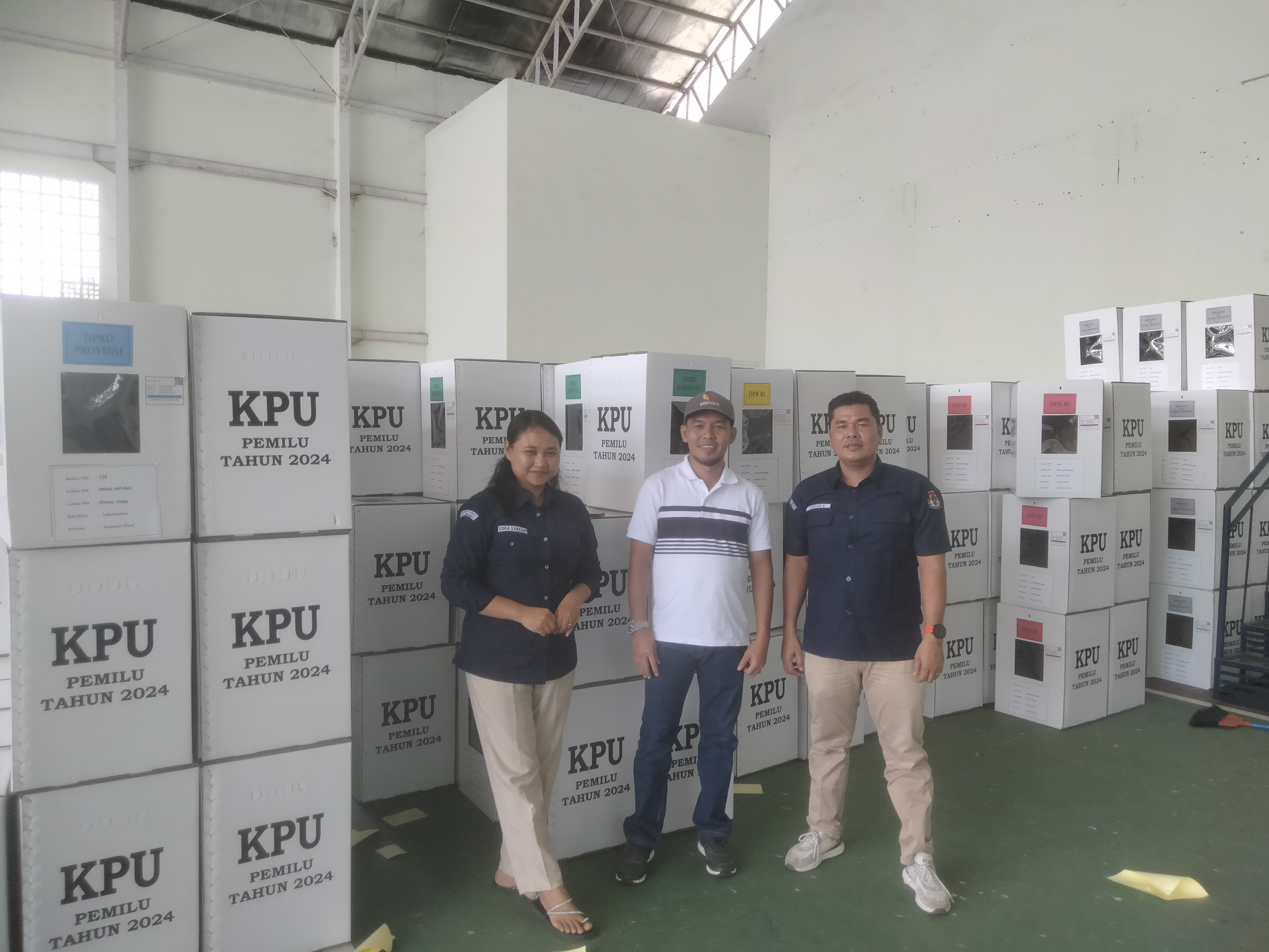 Ketua Bawaslu Kabupaten Labuhanbatu Wahyudi S.Sos.MM saat monitoring cheking ketempat Pecking Logistik Kotak Surat Suara di Gedung Serba Guna Bupati Labuhanbatu.