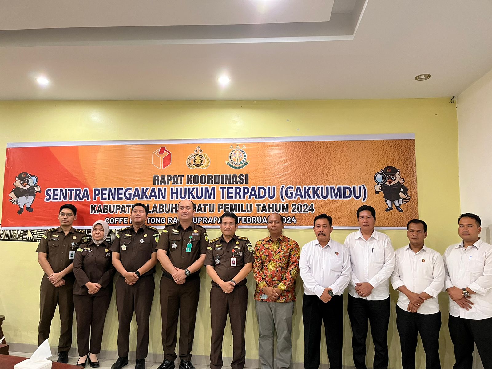 Sentra Gakkumdu Bawaslu Kabupaten Labuhanbatu foto bersama usai kegiatan Rapat Koordinasi