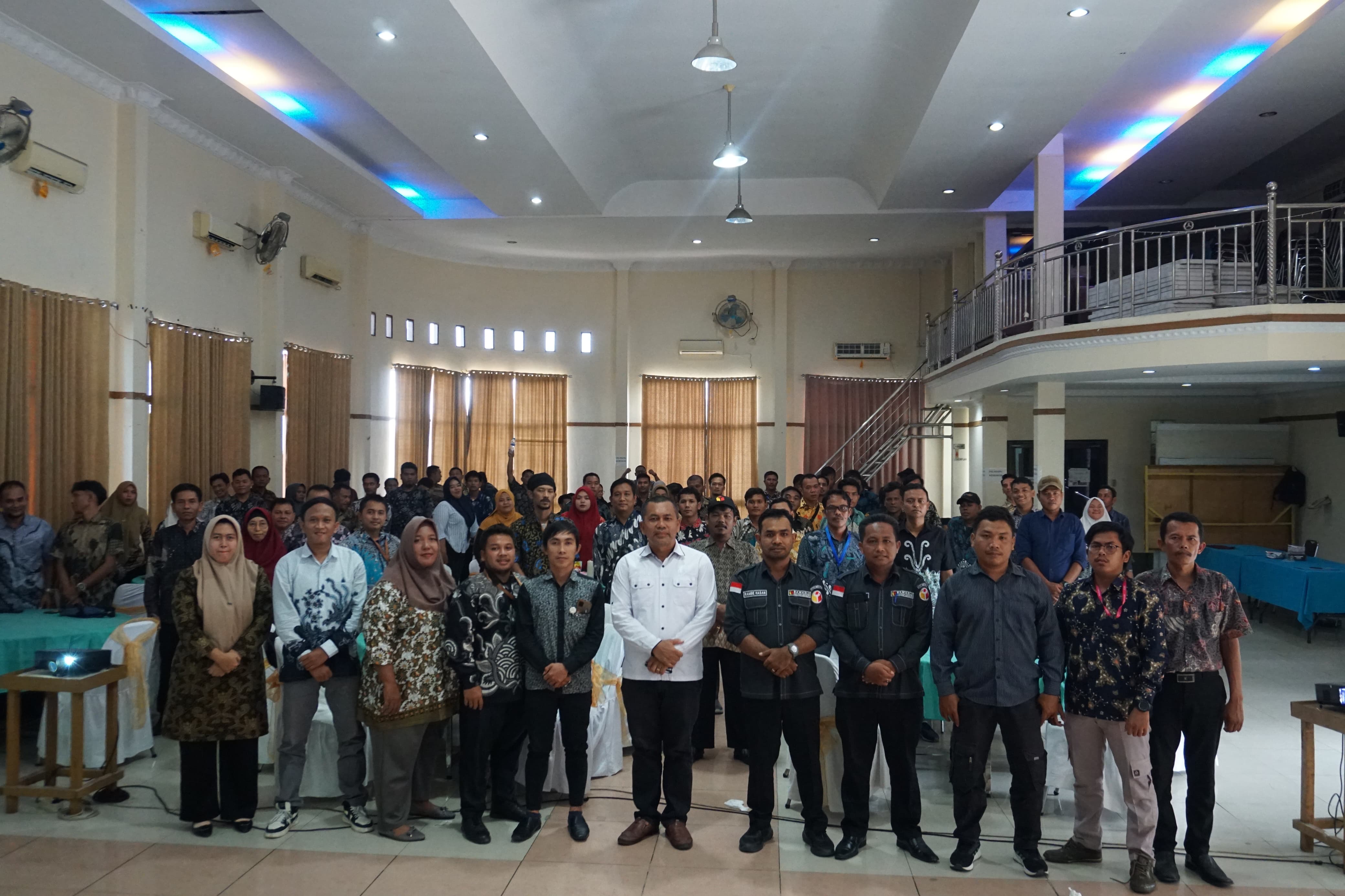 Anggota Bawaslu Labuhanbatu dan Narasumber Foto Bersama usai Kegiatan Rapat Koordinasi