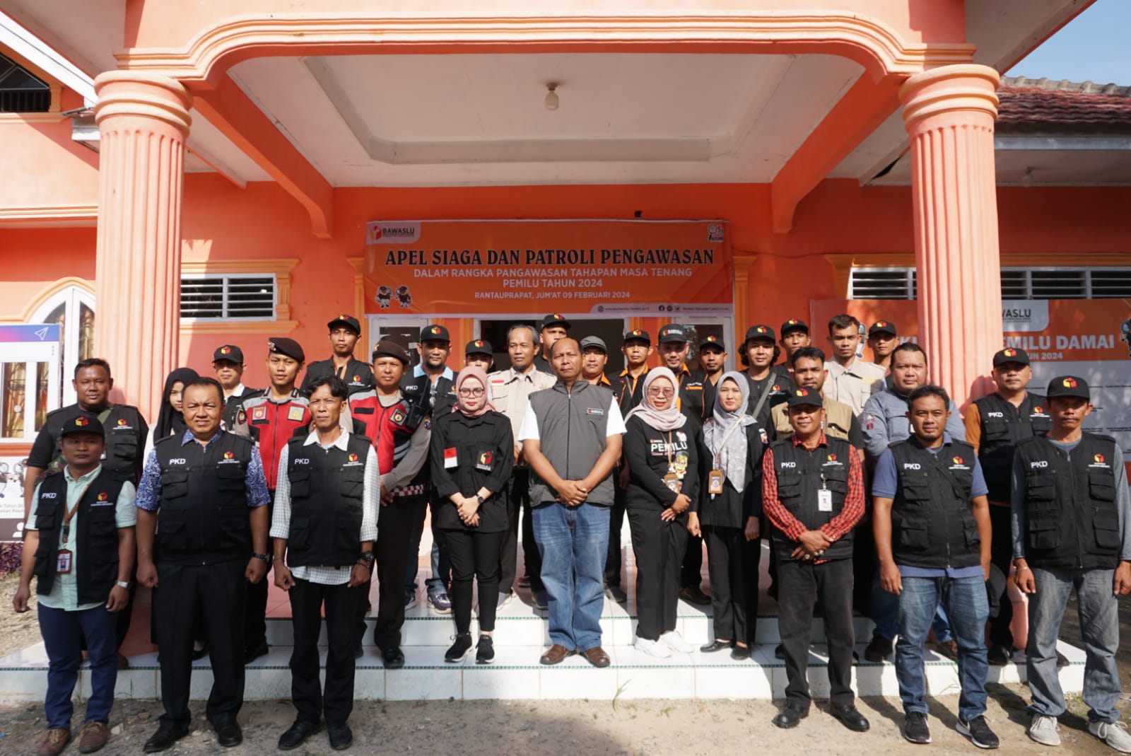 Anggota Bawaslu Labuhanbatu Dr. Bernat Panjaitan foto bersama dengan peserta Apel usai melakukan Apel Siaga di Kantor Bawaslu