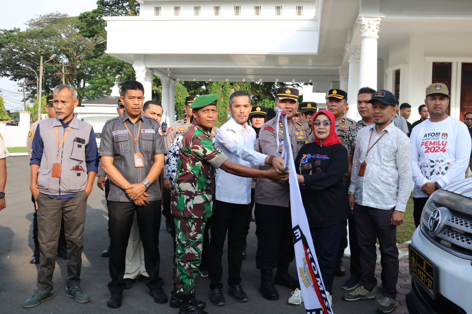 Ketua Bawaslu Labuhanbatu Wahyudi S.Sos.MM didampingi Anggota Bawaslu Labuhanbatu Makmur SE menyaksikan Ketua KPU Labuhanbatu saat melepas pendistribusian logistik