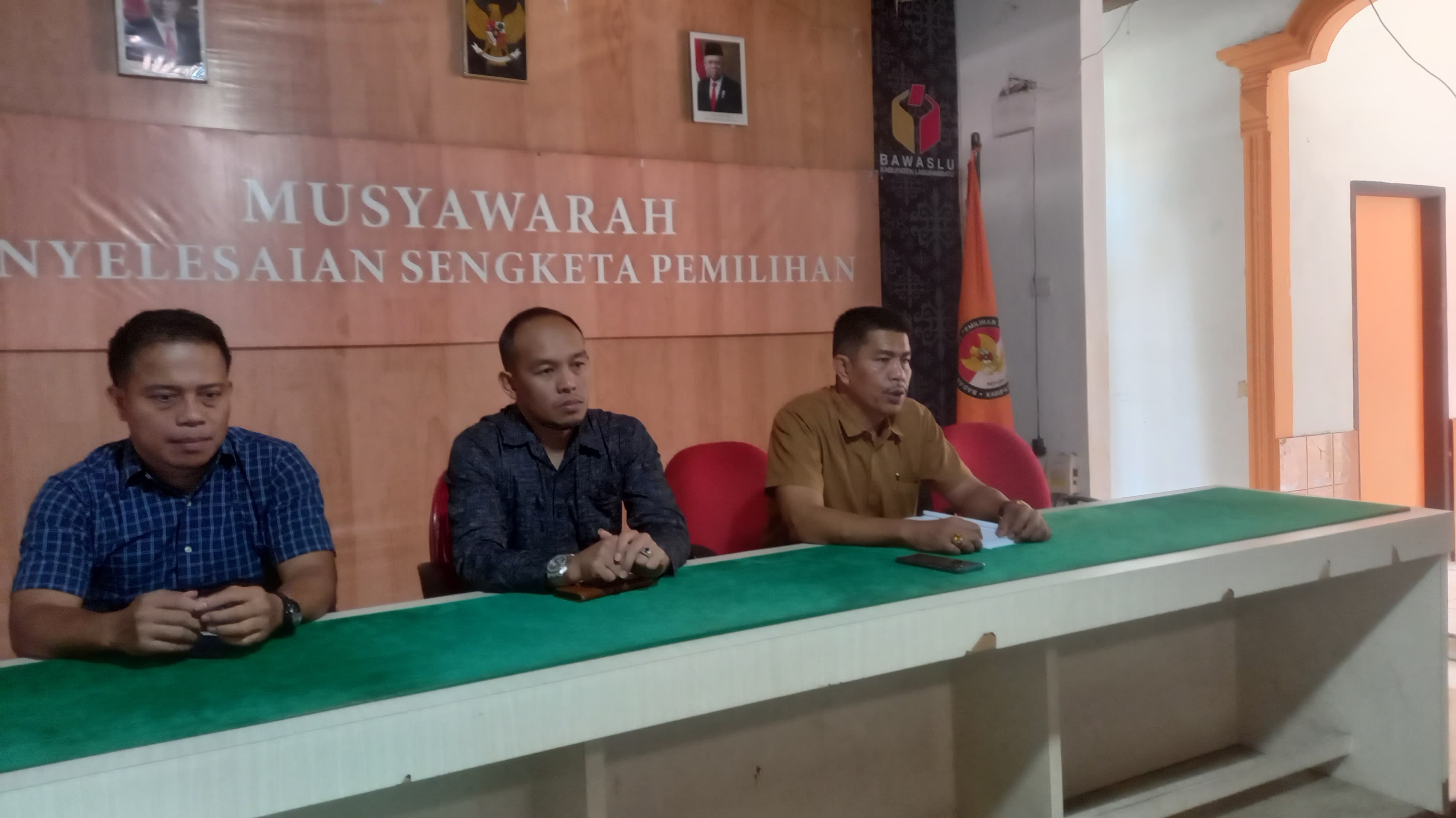 Ketua Bawaslu Labuhanbatu Wahyudi S.Sos.MM (Tengah) didampingi anggota Bawaslu Dr. Arman Harahap Koordinator Divisi Hukum dan Penyelesaian Sengketa dan Makmur Koordinator Divisi Sumber Daya Manusia, Organisasi dan Diklat