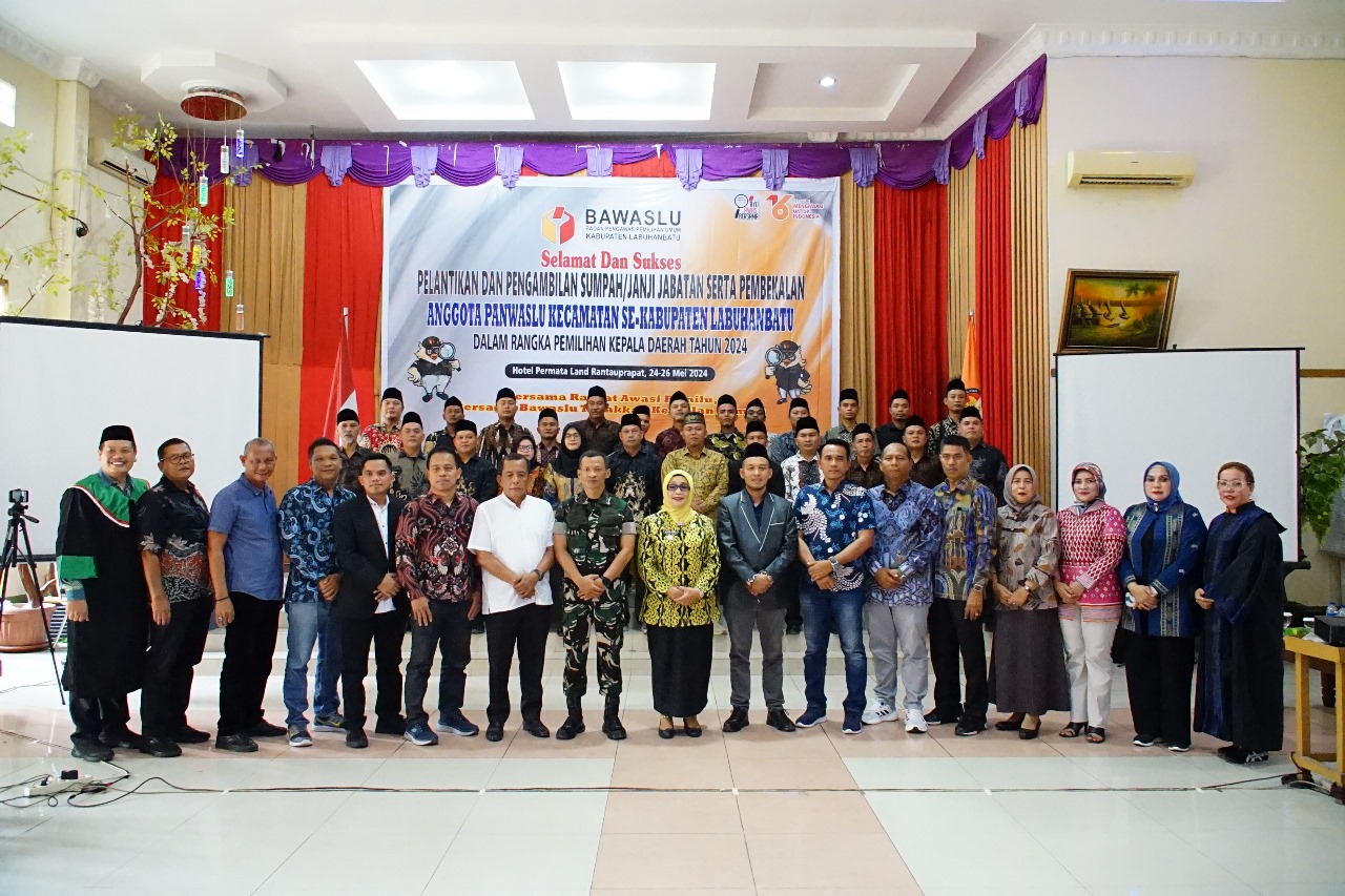 Ketua Bawaslu Labuhanbatu didampingi Anggota Bawaslu,Dandim 0209,Plt Bupati Labuhanbatu foto bersama dengan Panwaslu Kecamatan yang baru dilantik di Aula Permatan Land Rantauprapat.