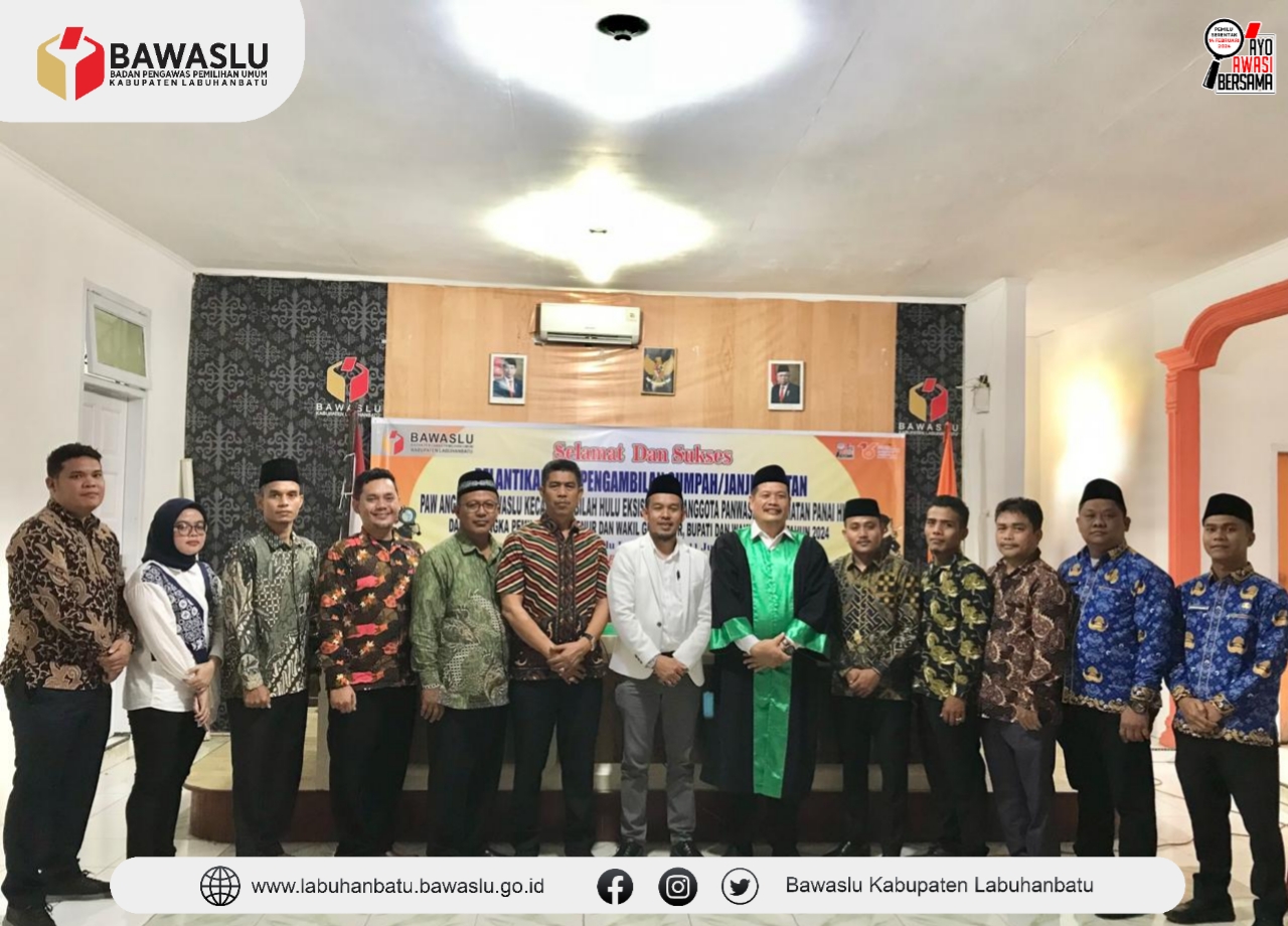 Ketua dan Anggota Bawaslu Kabupaten Labuhanbatu foto bersama usai pelaksanaan pelantikan dan pengambilan sumpah janji Panwaslu Kecamatan Panai Hilir dan Bilah Hulu