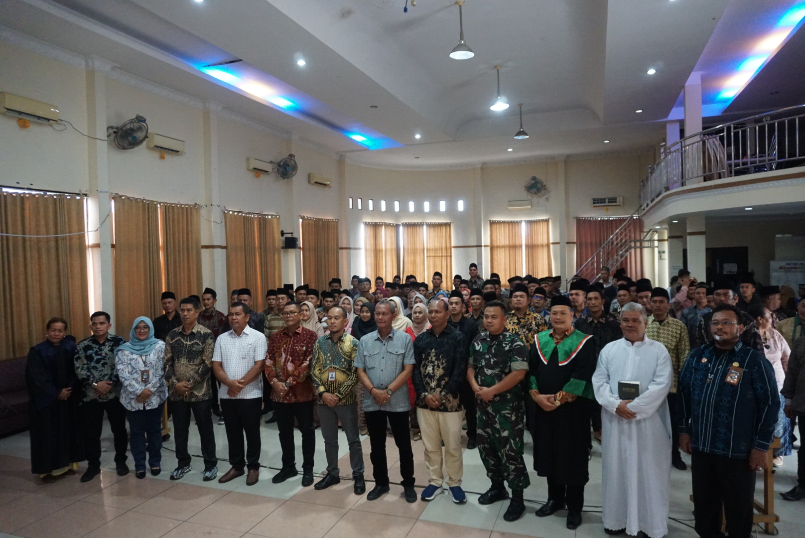 Ketua dan Anggota Bawaslu Kabupaten Labuhanbatu Foto bersama dengan para undangan serta Panwaslu Kelurahan /Desa usai Pelantikan