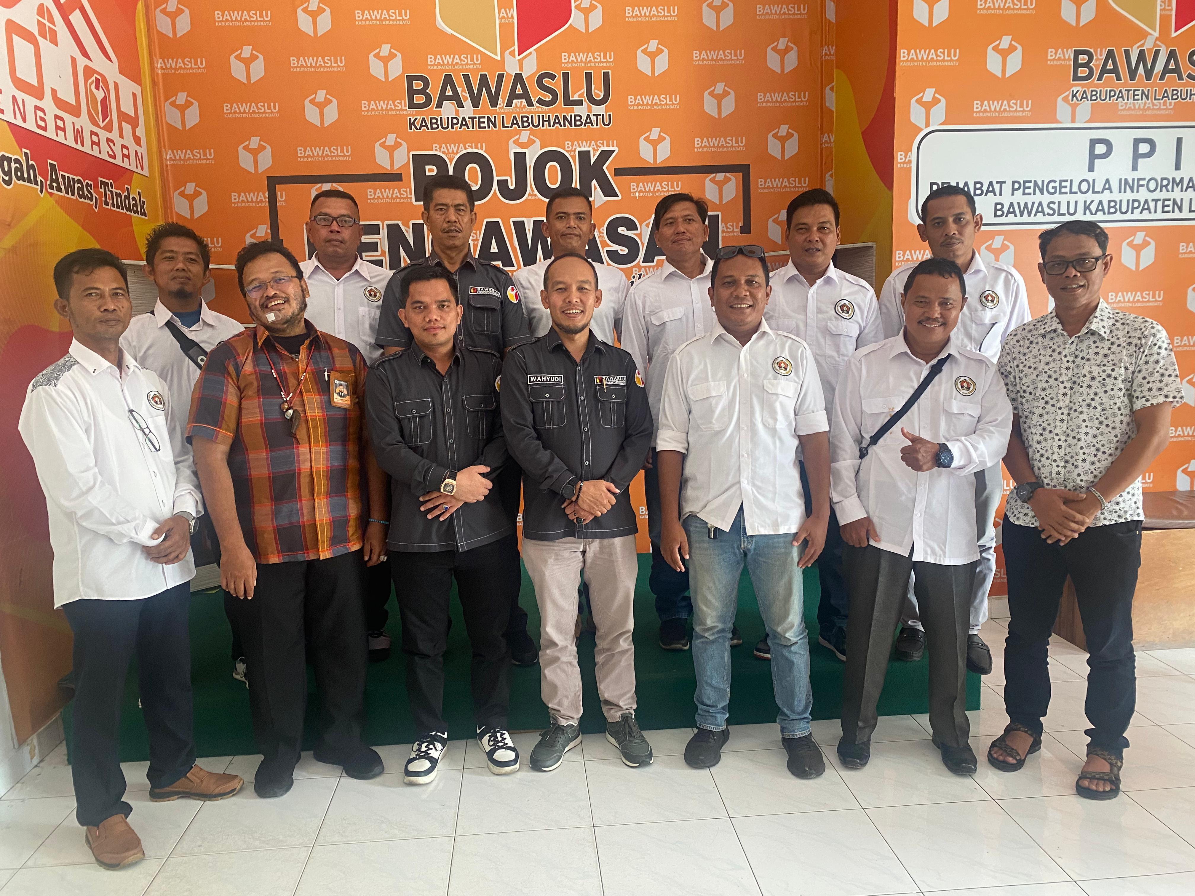 Ketua, Anggota Bawaslu Labuhanbatu dan Kepala Sekretariat Bawaslu Labuhanbatu foto bersama dengan PWI Kabupaten Labuhanbatu