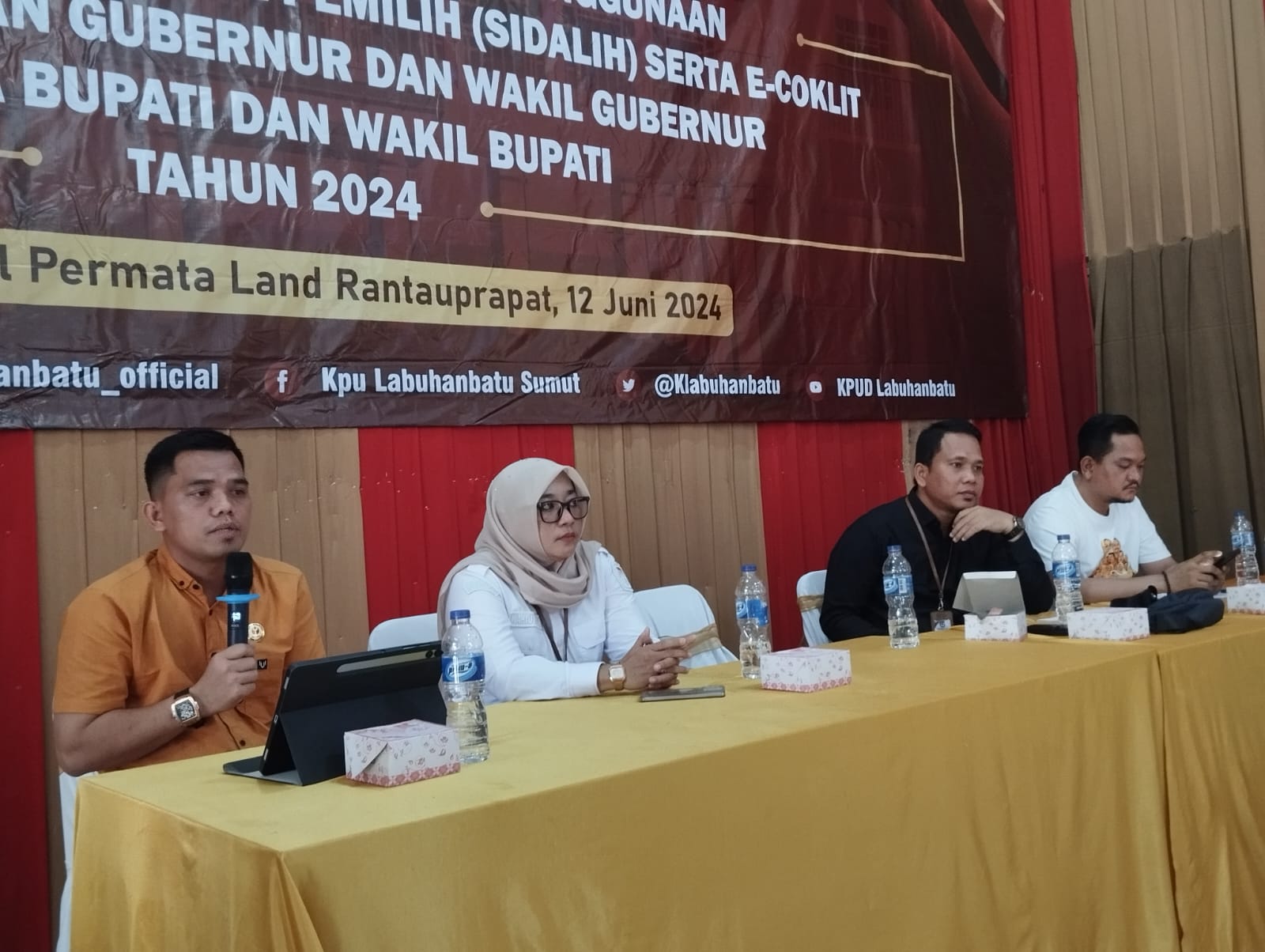 Anggota Bawaslu Kabupaten Labuhanbatu Khairul Nai Hasibuan ST.C.Med saat memaparkan materi di hadapan peserta Bimbingan Teknis