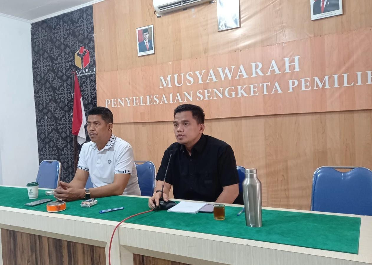 Anggota Bawaslu Labuhanbatu Makmur SE bersama Khairul Nai Hasibuan ST.C.Med saat melakukan zoom meeting dikantor Bawaslu Labuhanbatu