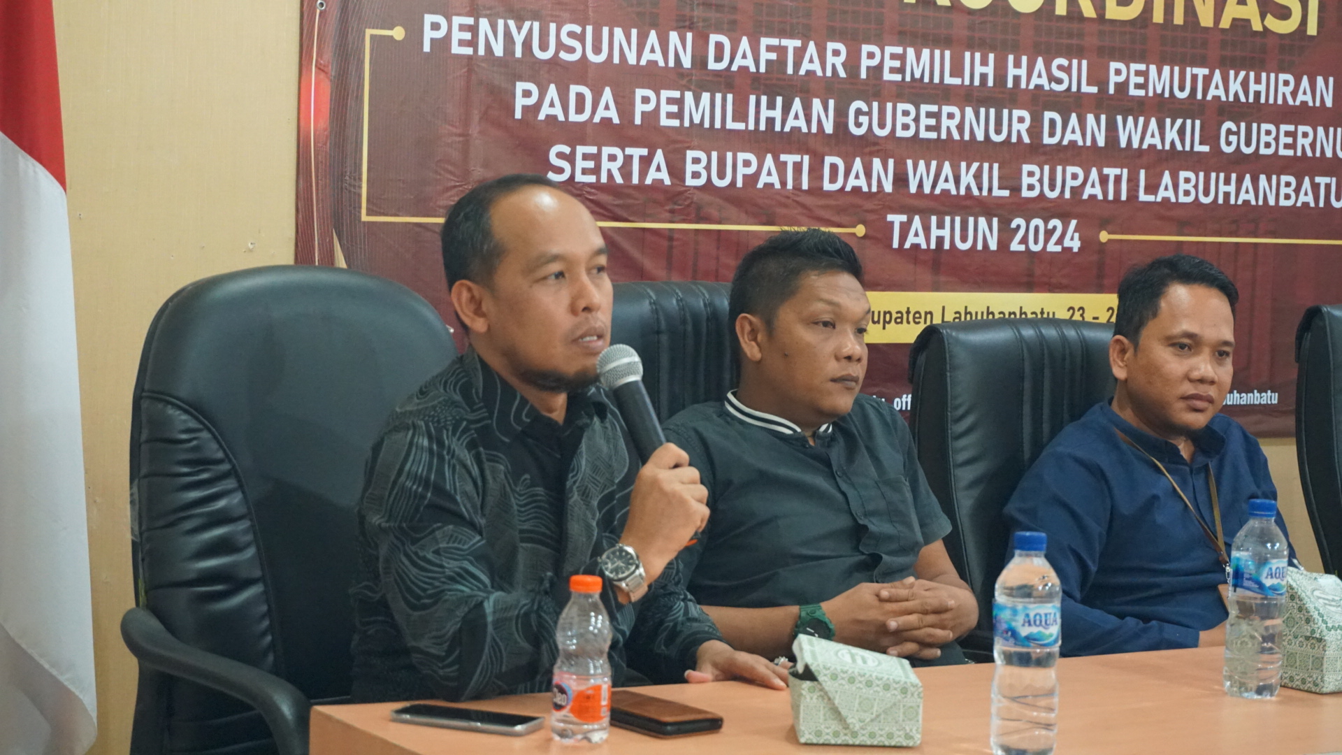 Ketua Bawaslu Labuhanbatu Wahyudi S.Sos.MM saat memberikan sambutan pada Rapat Koordinasi di KPU Kabupaten Labuhanbatu