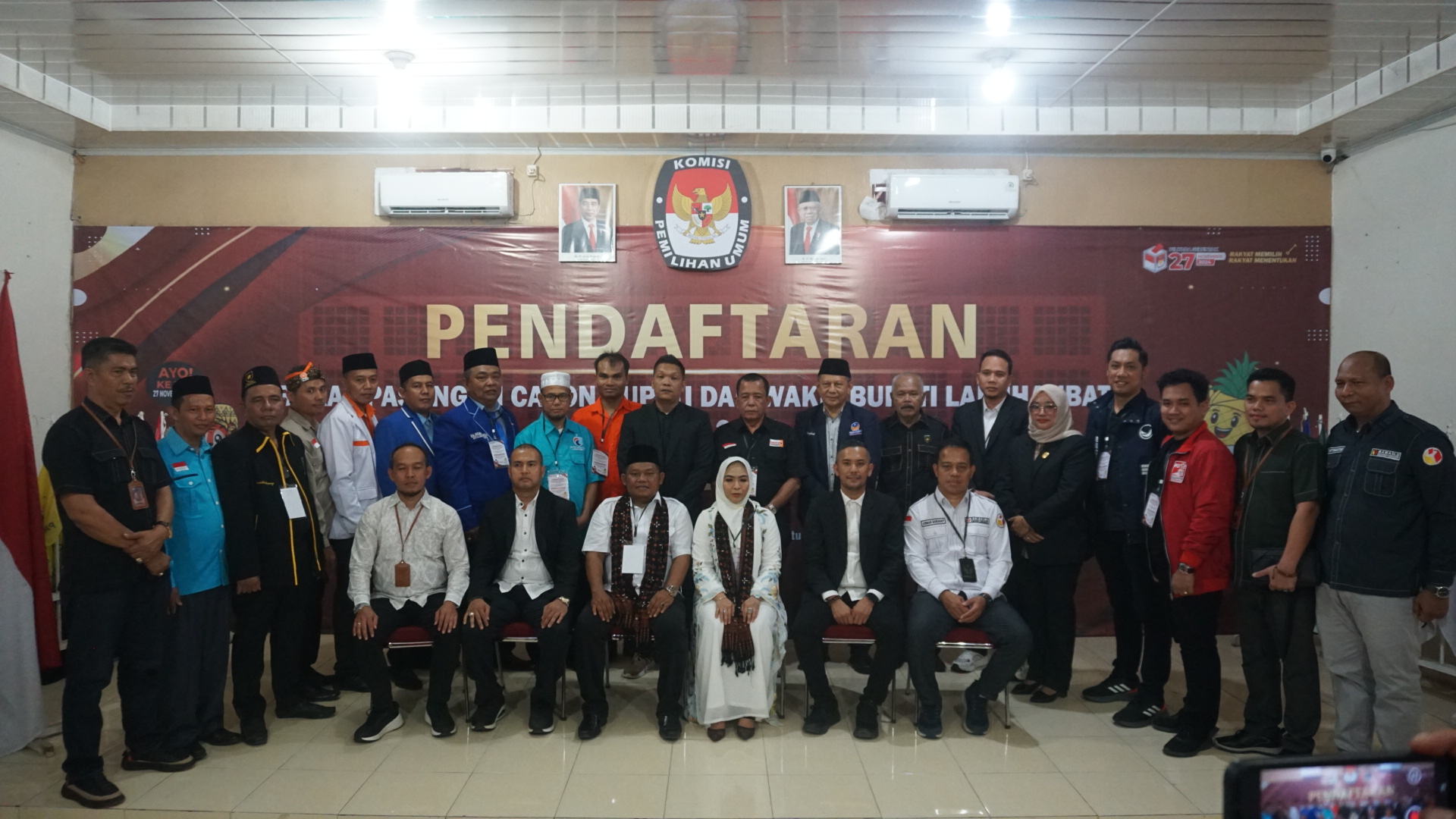 Ketua dan Anggota Bawaslu Labuhanbatu foto bersama usai menerima berkas pendaftaran pasangan calon Bupati dan Wakil Bupati Labuhanbatu