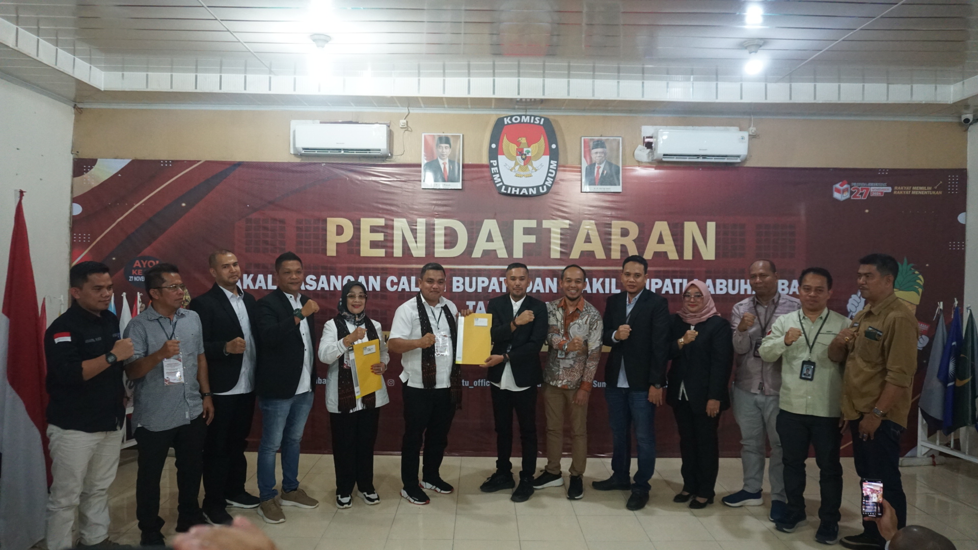 Ketua Bawaslu Labuhanbatu didampingi anggota Bawaslu foto bersama dengan Ketua dan Anggota KPU Labuhanbatu usai menerima berkas pendaftaran 