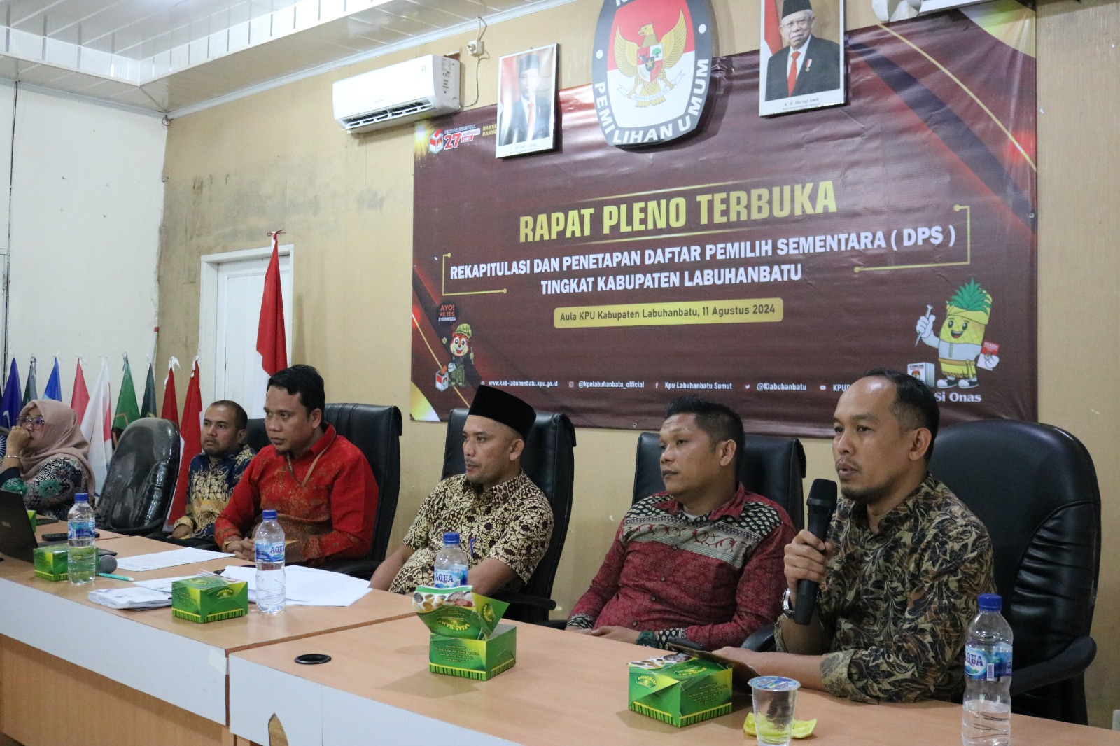 Ketua Bawaslu Kabupaten Labuhanbatu Wahyudi S.Sos.MM saat memberikan sambutan pada Rapat Pleno DPS di KPU Labuhanbatu