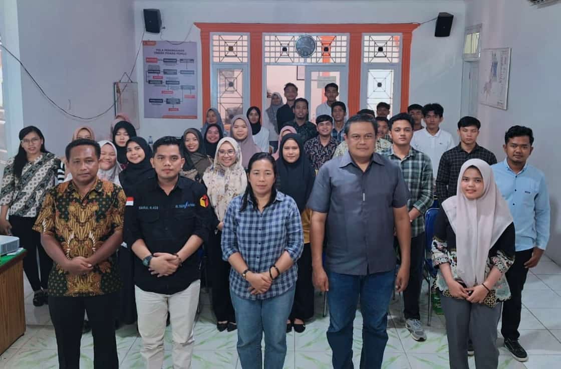 Anggota Bawaslu Labuhanbatu Khairul Nai Hasibuan ST.C.Med (Baju Hitam) foto bersama dengan peserta usai kegiatan 