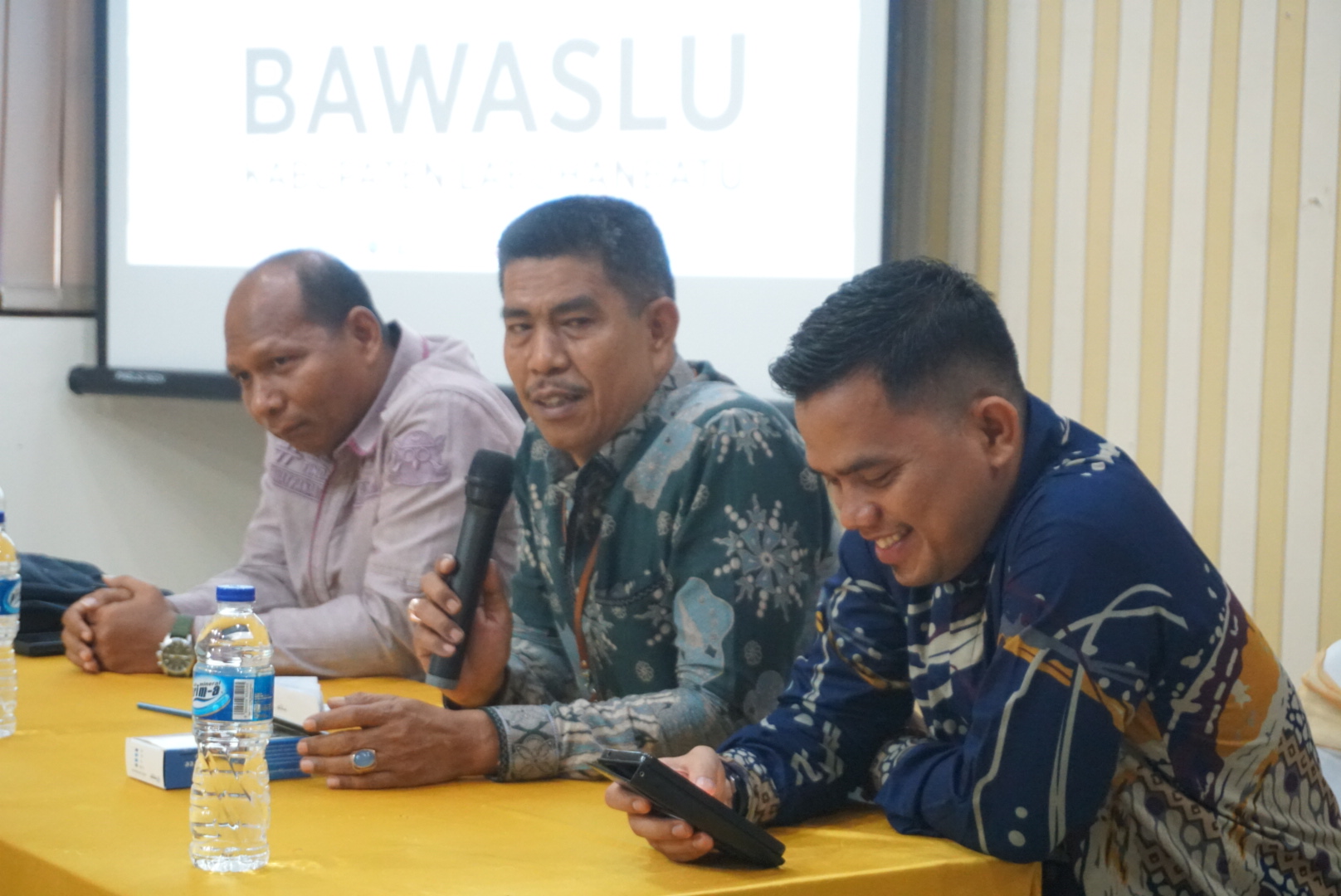 Anggota Bawaslu Labuhanbatu Makmur SE selaku Koordinator Divisi Sumber Daya Manusia, Organisasi dan Diklat bersama Dr. Bernat Panjaitan SH.M.Hum dan Khairul Nai Hasibuan ST.C.Med  selaku Koordinator Divisi Sumber Daya Manusia, Organisasi dan Diklat