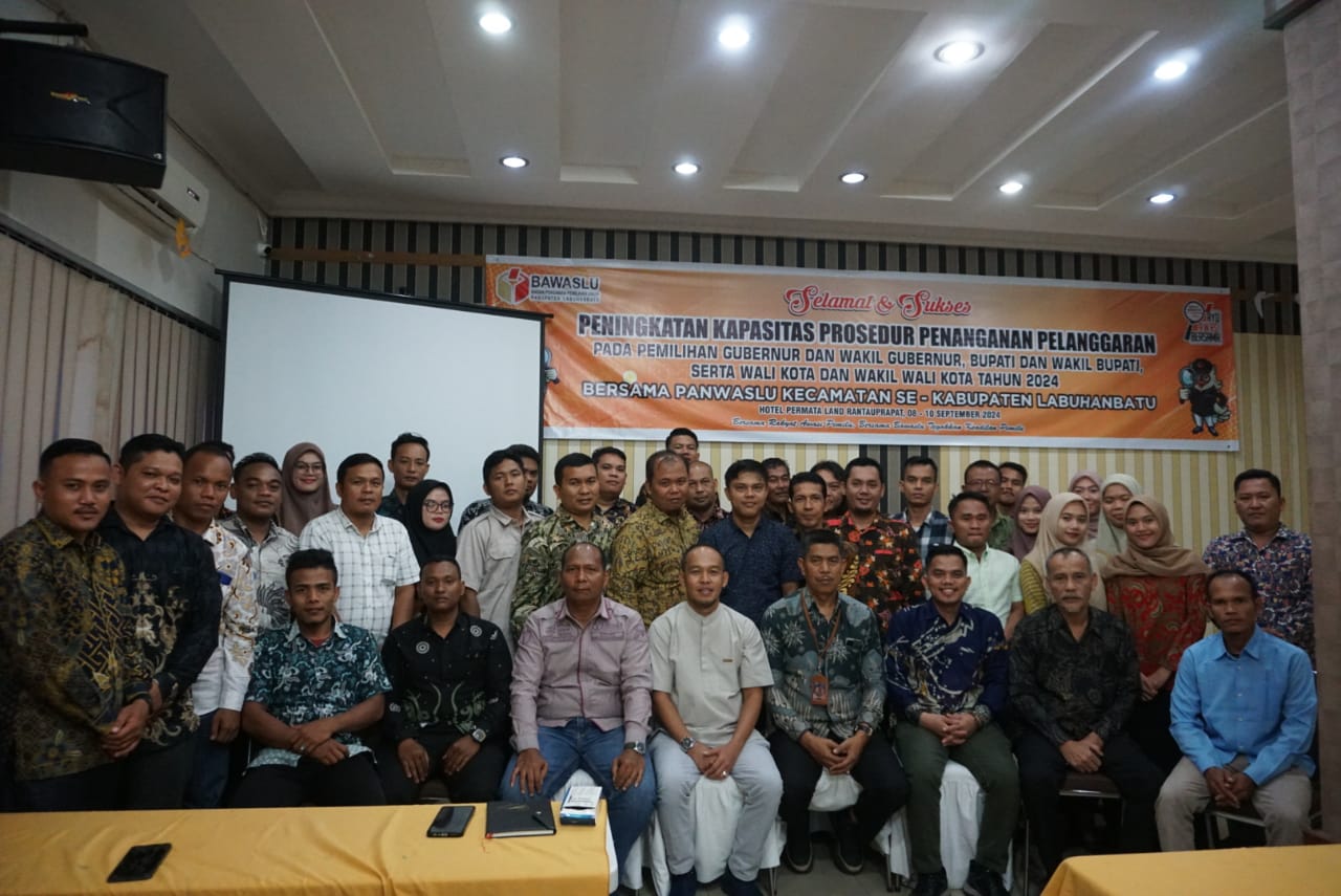 Ketua dan Anggota Bawaslu Kabupaten Labuhanbatufoto bersama dengan Panwaslu Kecamatan usai kegiatan