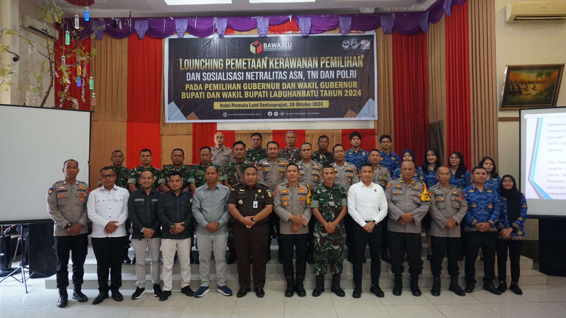 Ketua Bawaslu Labuhanbatu didampingi anggota foto bersama dengan peserta usai kegiatan.