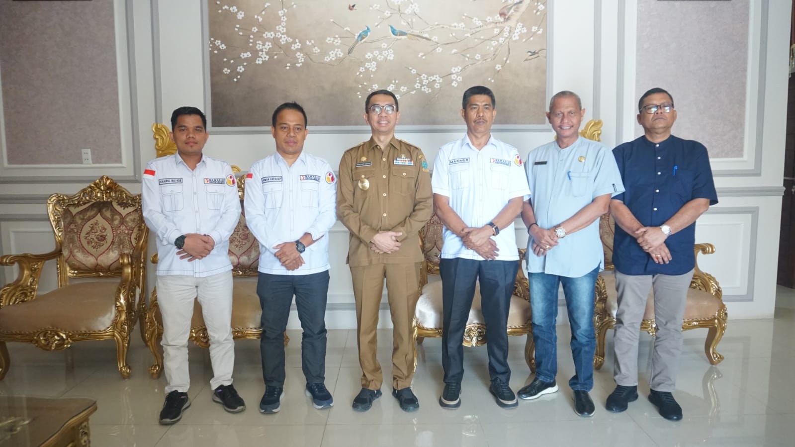 Anggota Bawaslu Kabupaten Labuhanbatu Makmur bersama Dr. Arman Harahap M.Si dan Khairul Nai Hasibuan ST.C.Med foto bersama dengan Pj. Bupati usai Audensi