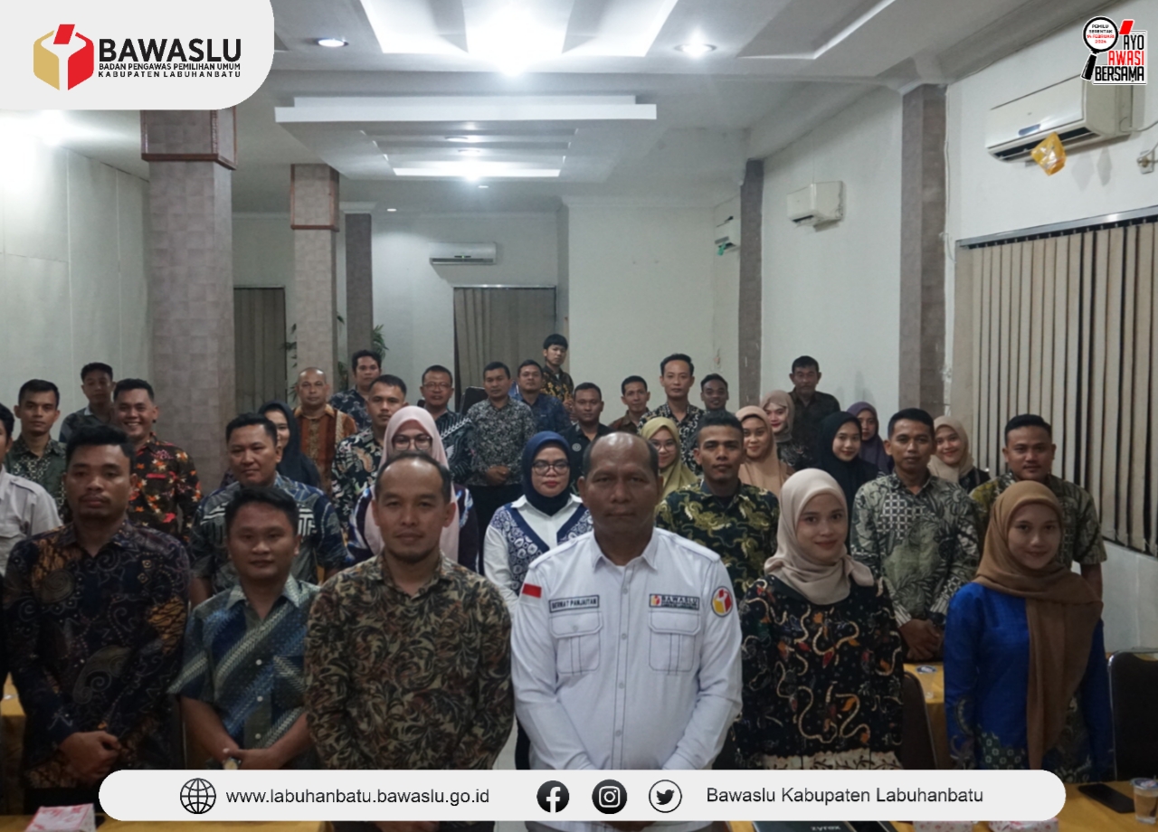 Ketua Bawaslu Labuhanbatu Wahyudi S.Sos.MM didampingi Anggota Bawaslu Dr. Bernat Panjaitan SH.M.Hum foto bersama dengan Panwaslu Usai memberikan materi