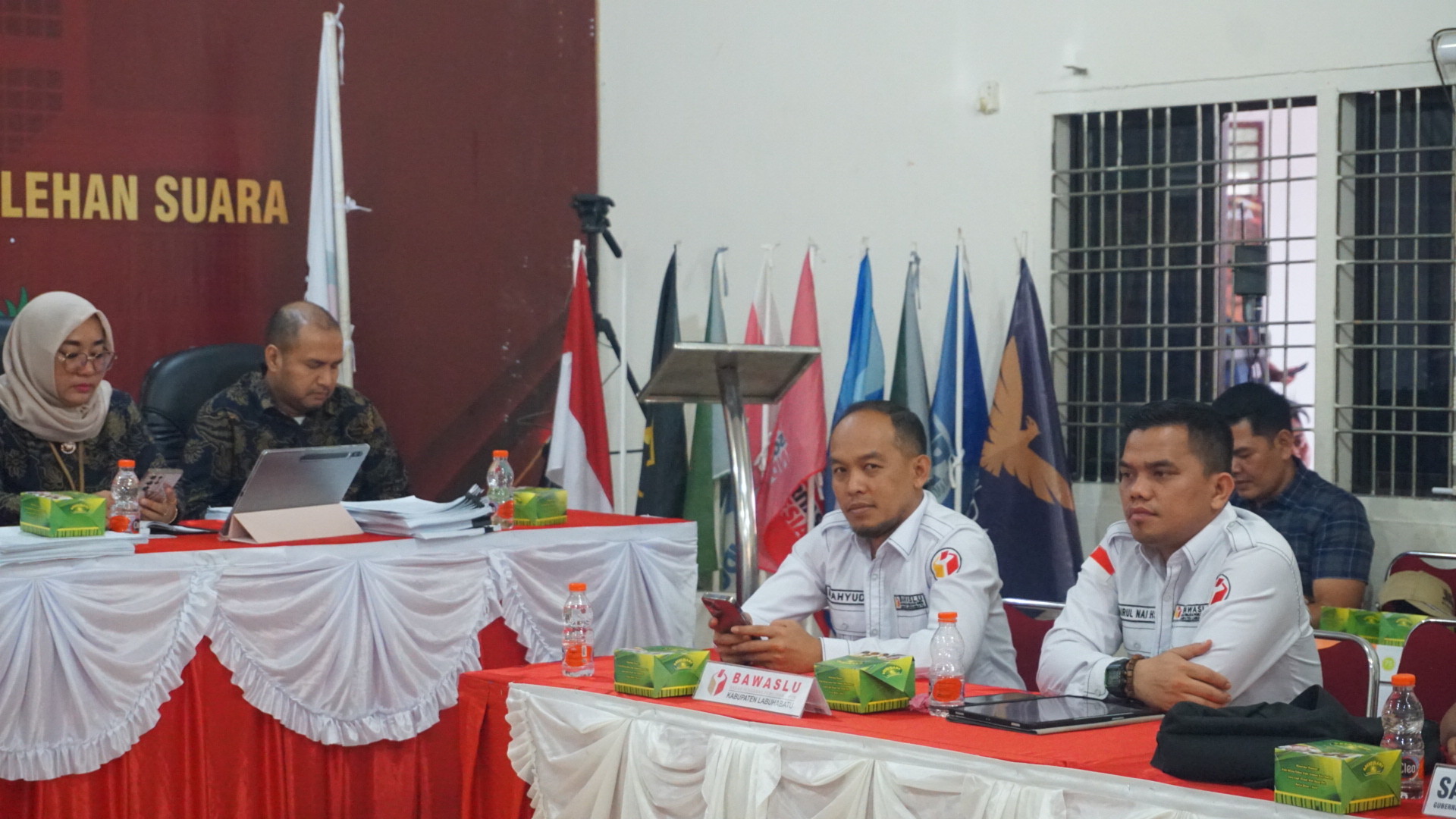 Ketua Bawaslu Labuhanbatu Wahyudi S.Sos.MM bersama anggota Bawaslu saat Pengawasan Rekapitulasi Penghitungan Hasil Perolehan Pemilihan Serentak Tahun 2024 di Aula KPU Labuhanbatu.