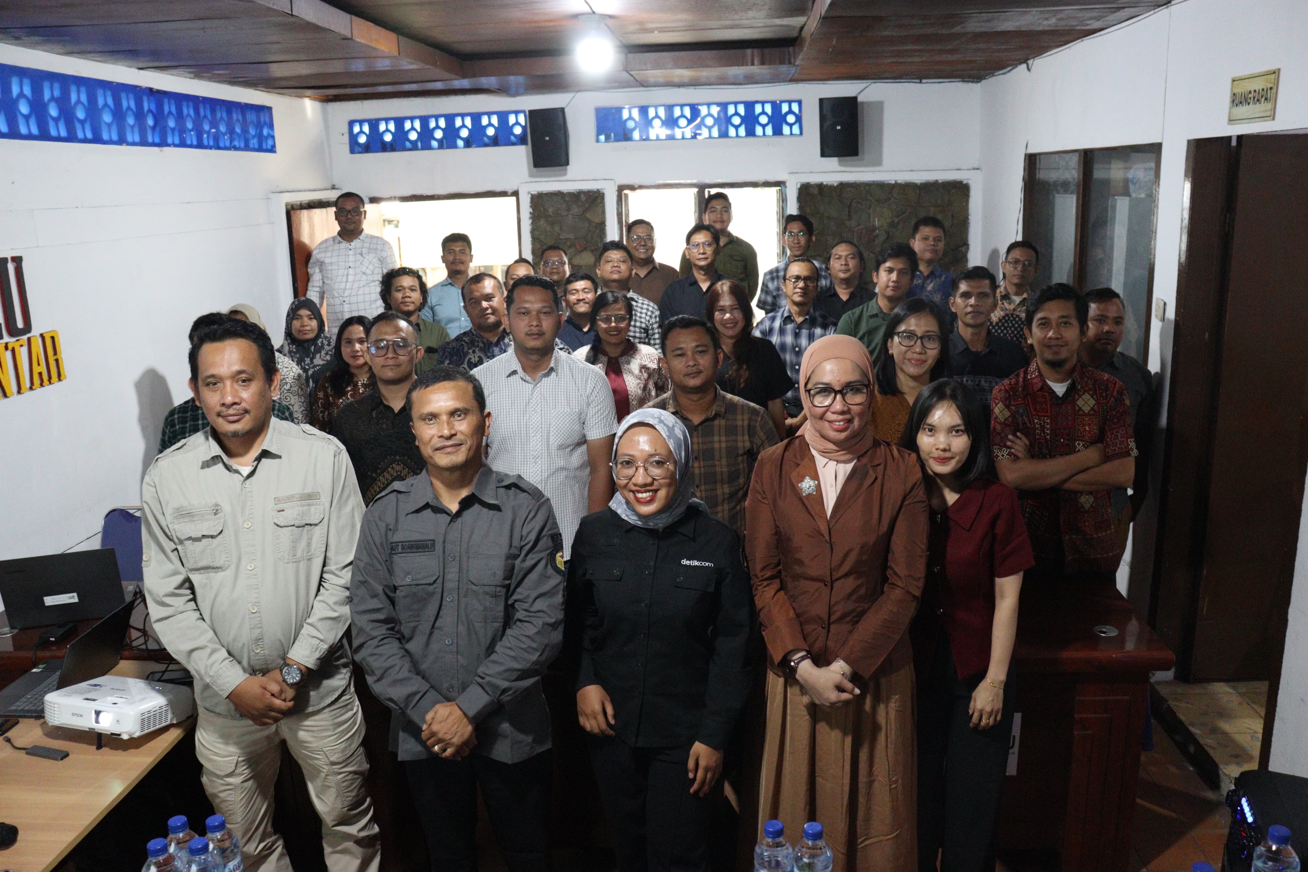 Anggota Bawaslu Provinsi Sumatera Utara Saut Boang Manalu foto bersama dengan peserta usai melaksanakan kegiatan