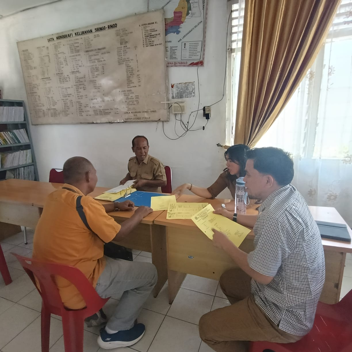 Anggota Bawaslu Kabupaten Labuhanbatu Dr. Bernat Panjaitan SH.M.Hum dan Khairul Nai Hasibuan ST.MH saat koordinasi di Kantor Kelurahan.