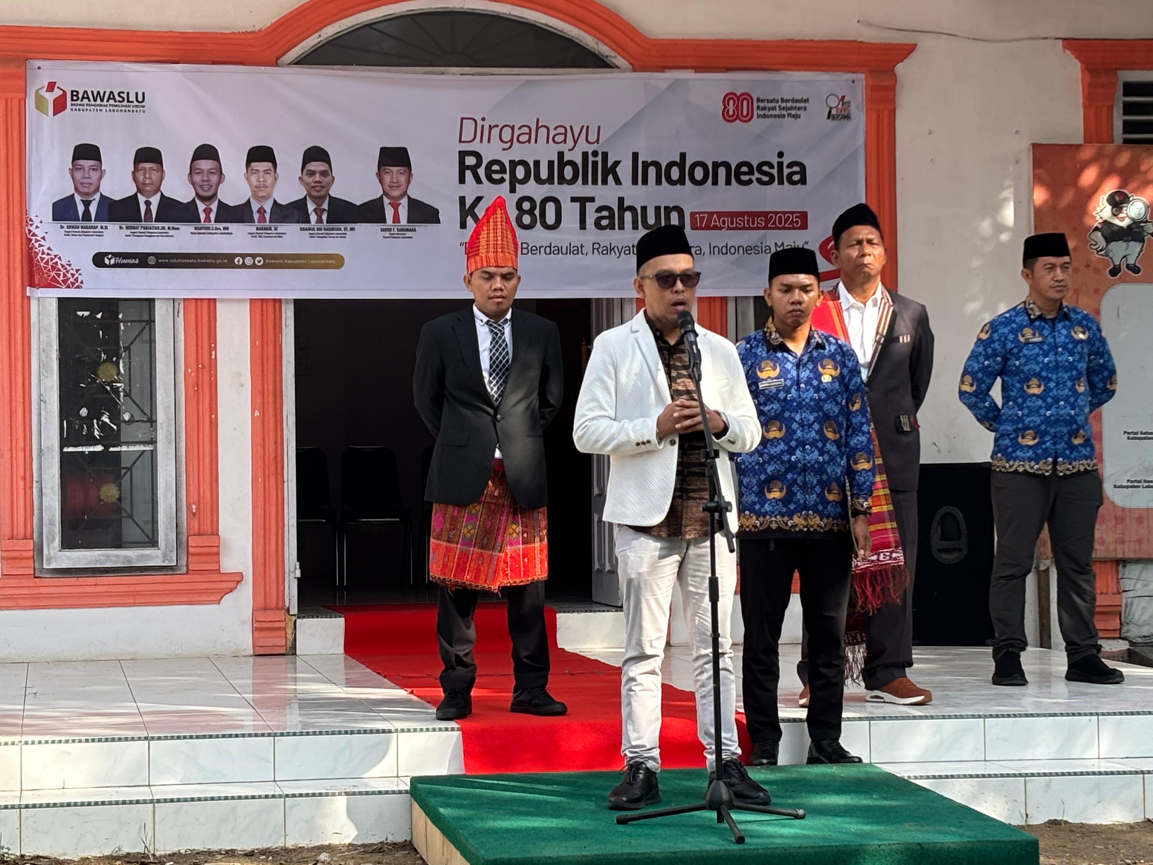 Ketua Bawaslu Kabupaten Labuhanbatu Wahyudi S.Sos.MM saat menjadi Inspektur Upacara di Kantor Bawaslu Kabupaten Labuhanbatu 