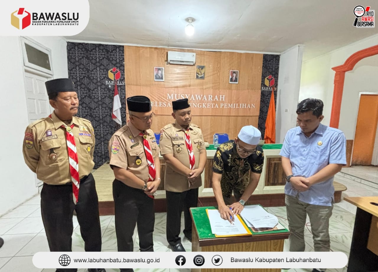 Ketua Bawaslu Kabupaten Labuhanbatu Wahyudi S.Sos.MM didampingi anggota Khairul Nai Hasibuan ST.MH saat melakukan penandatanganan MOU dengan Kwarcab Labuhanbatu 