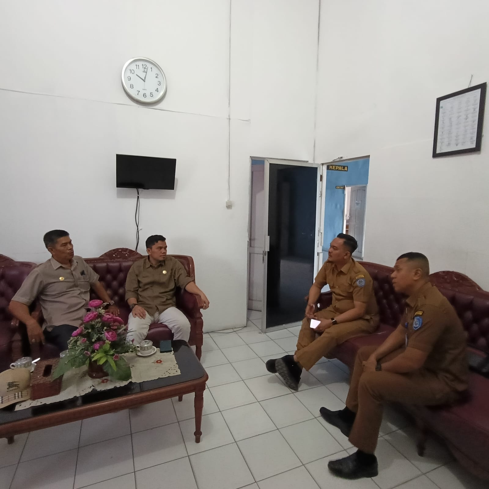 Anggota Bawaslu Labuhanbatu Makmur SE dan Khairul Nai Hasibuan ST.MH saat Koordinasi dengan Capil Labuhanbatu 