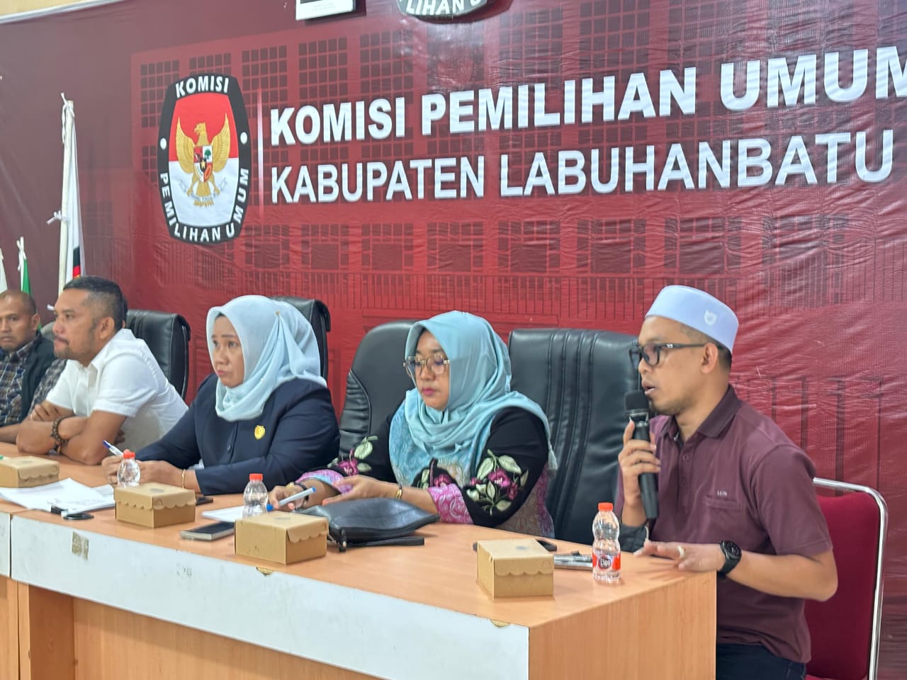Ketua Bawaslu Kabupaten Labuhanbatu Wahyudi S.Sos.MM saat menghadiri Rapat Koordinasi di KPU Labuhanbatu.