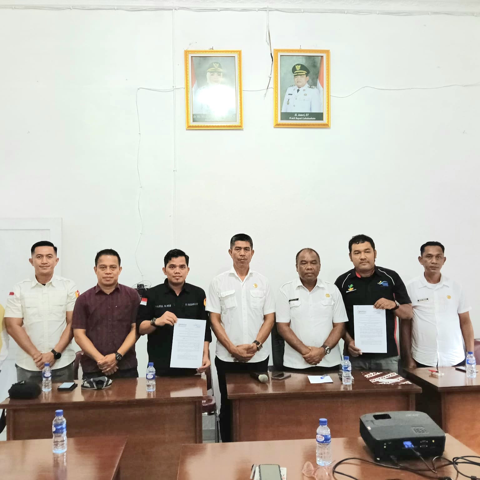 Bawaslu Kabupaten Labuhanbatu foto bersama dengan Koordinator Program Keluarga Harapan usai penandatanganan MOU