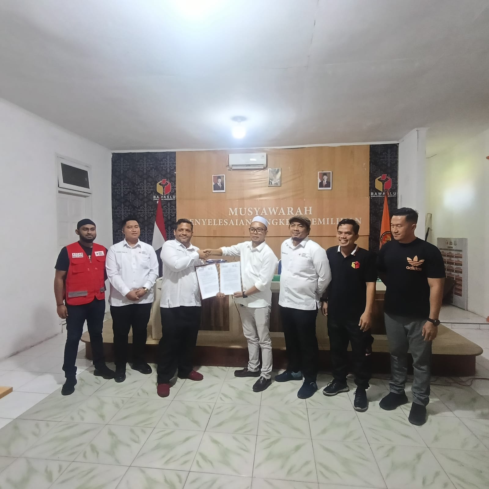 Ketua Bawaslu didampingi anggota Bawaslu dan Kepala Sekretariat foto bersama dengan Ketua PMI usai penandatanganan MOU 