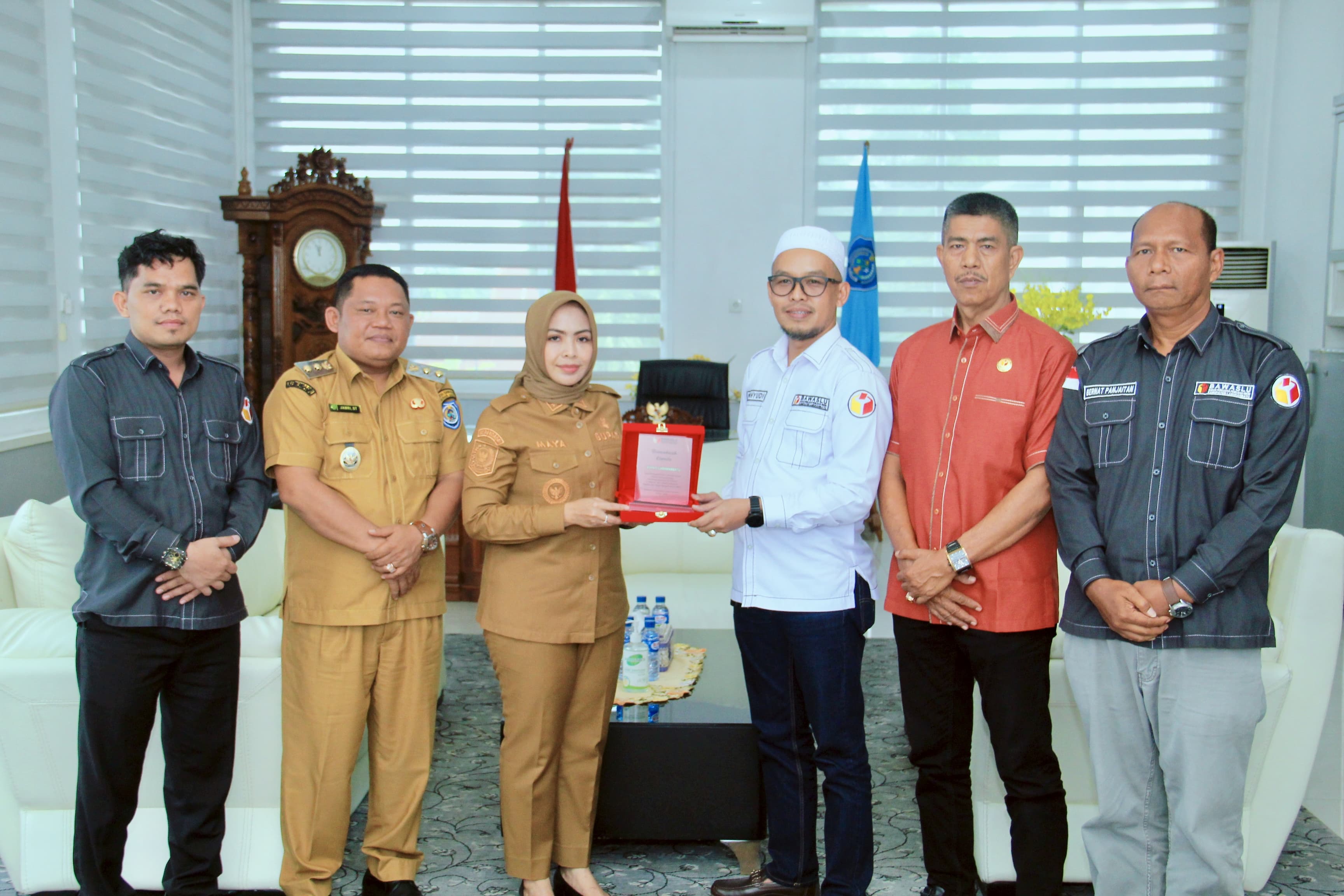 Ketua dan Anggota Bawaslu Kabupaten Labuhanbatu foto bersama dengan Ibu Bupati dan Wakil Bupati Kabupaten Labuhanbatu usai melakukan koordinasi 