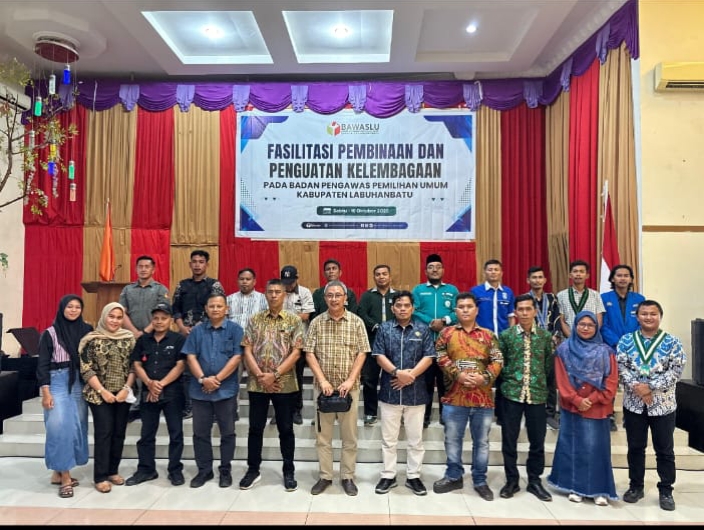 Anggota Bawaslu Labuhanbatu foto bersama dengan narasumber dan peserta usai pemaparan materi