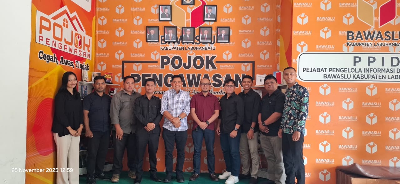 Anggota Bawaslu Sumut Bapak Suhadi Sukendar Situmorang SH.MH didampingi Ketua Bawaslu Kabupaten Labuhanbatu Wahyudi S.Sos.MM foto bersama dengan jajaran Sekretariat Bawaslu Kabupaten Labuhanbatu usai melakukan monitoring dan supervisi 