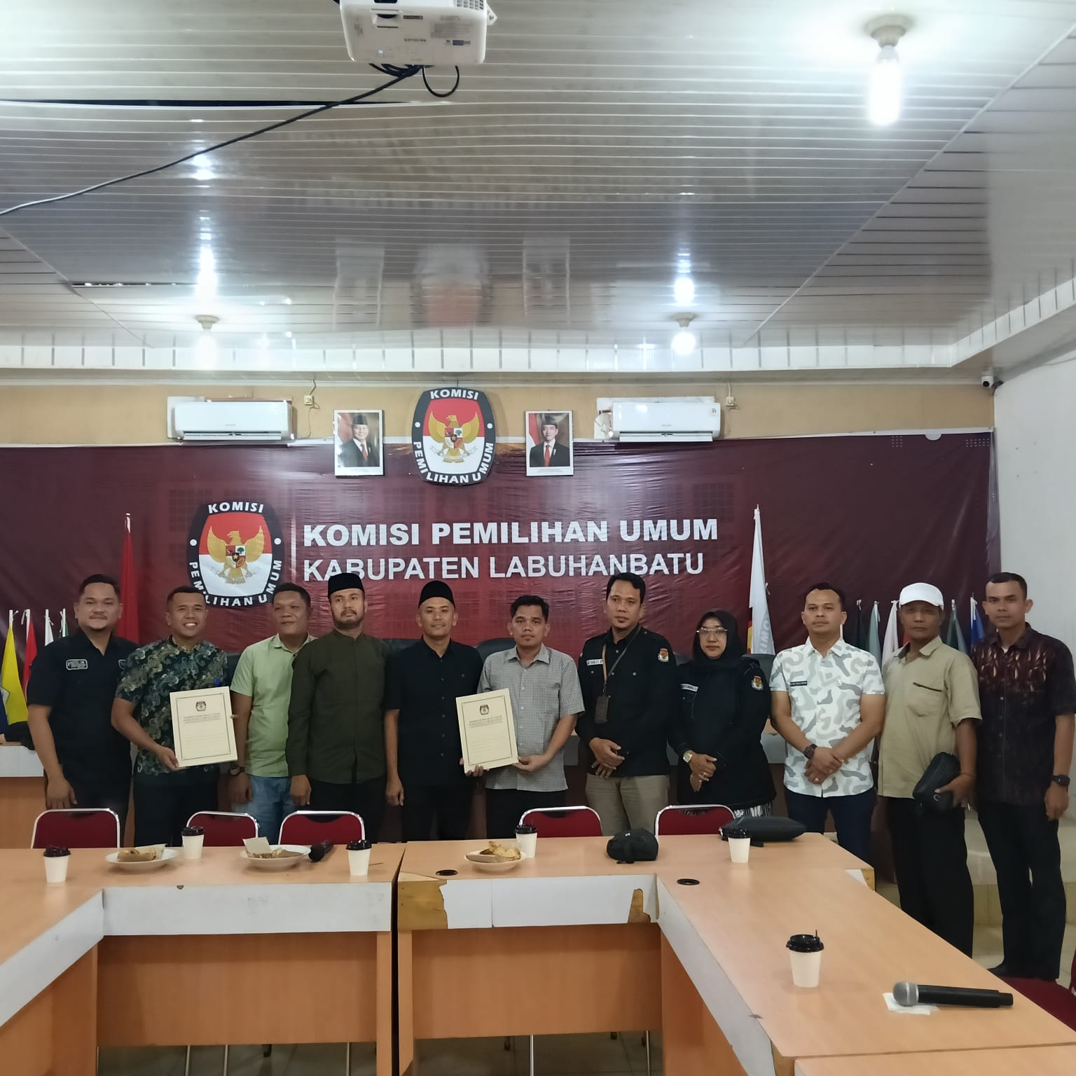 Foto Bersama dan Penyerahan Berita Acara Usai Rapat Pleno Rekapitulasi Daftar Pemilih Berkelanjutan Triwulan I 