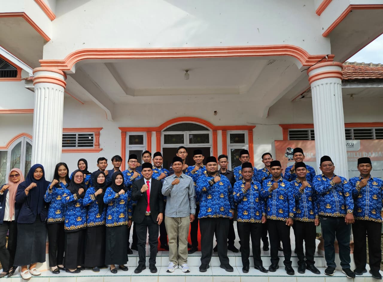 Anggota Bawaslu Kabupaten Labuhanbatu bersama Jajaran Sekretariat foto bersama usai melaksanakan upacara 