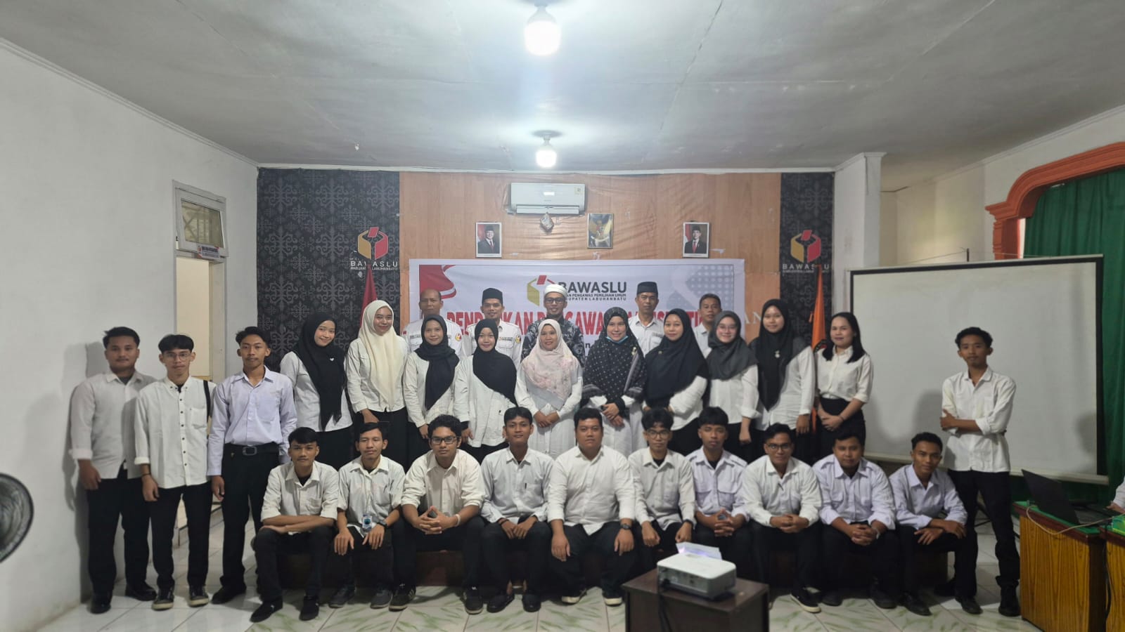 Ketua dan Anggota Bawaslu Kabupaten Labuhanbatu Foto bersama dengan peserta usai melaksanakan kegiatan Pendidikan Pengawasan Partisipatif 