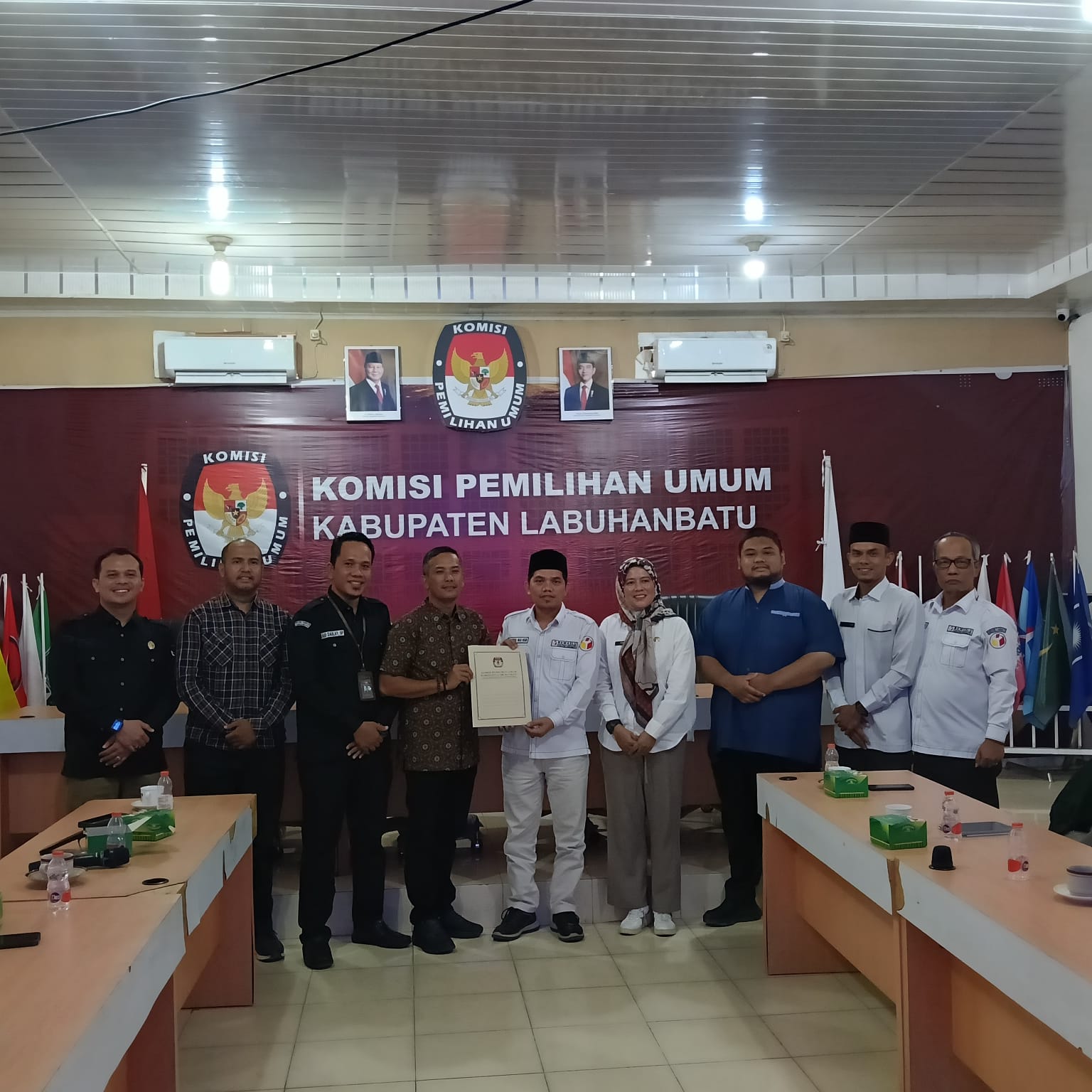 Ketua KPU Kabupaten Labuhanbatu saat memberikan Berita Acara Hasil Rekapitulasi kepada Bawaslu