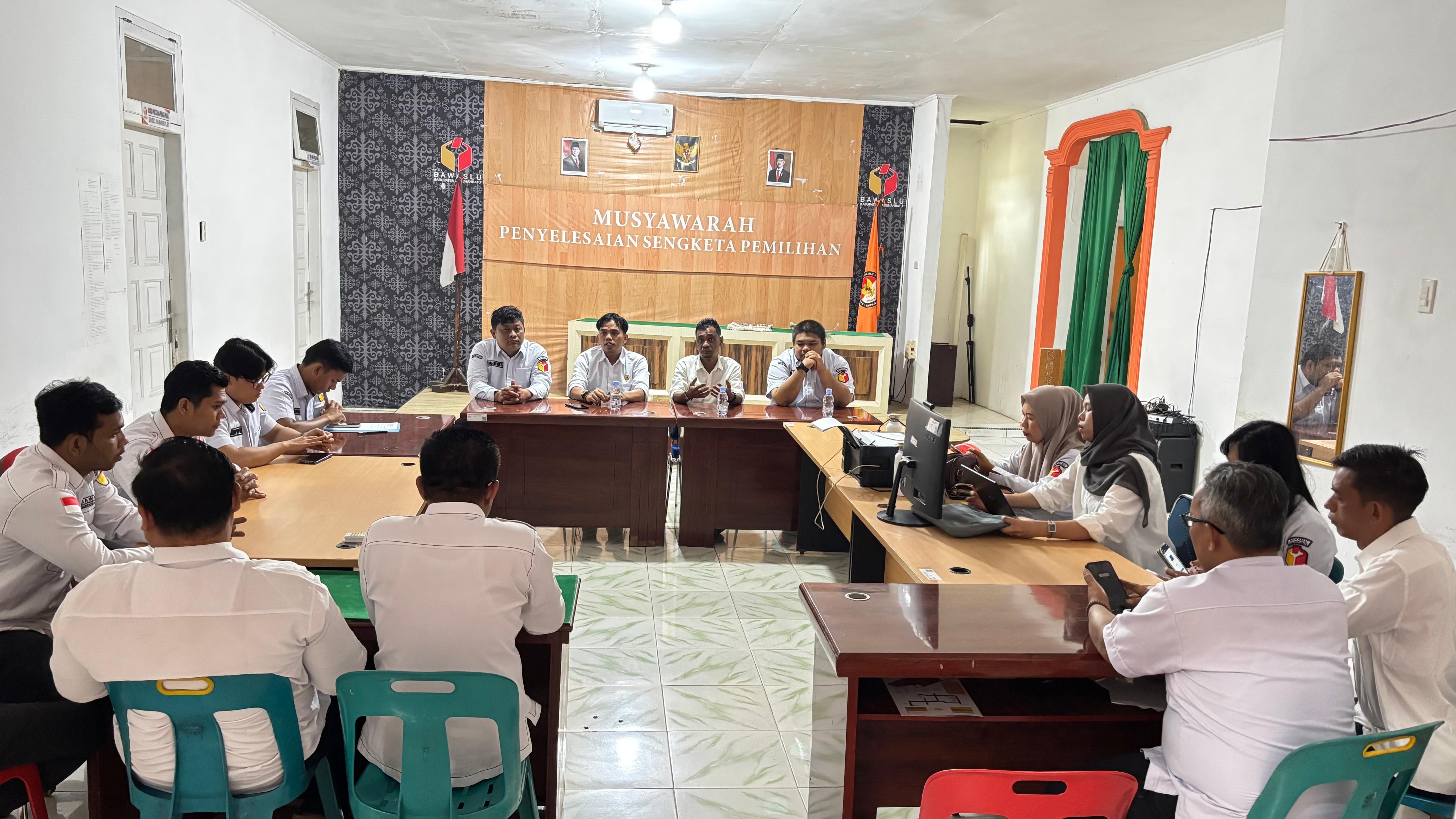 Anggota Bawaslu Kabupaten Labuhanbatu Khairul Nai Hasibuan ST.MH didampingi Kasubbag Pengawasan Pemilihan Umum dan Humas Ray Bachtian Rangkuti SH saat Pemaparan Materi 