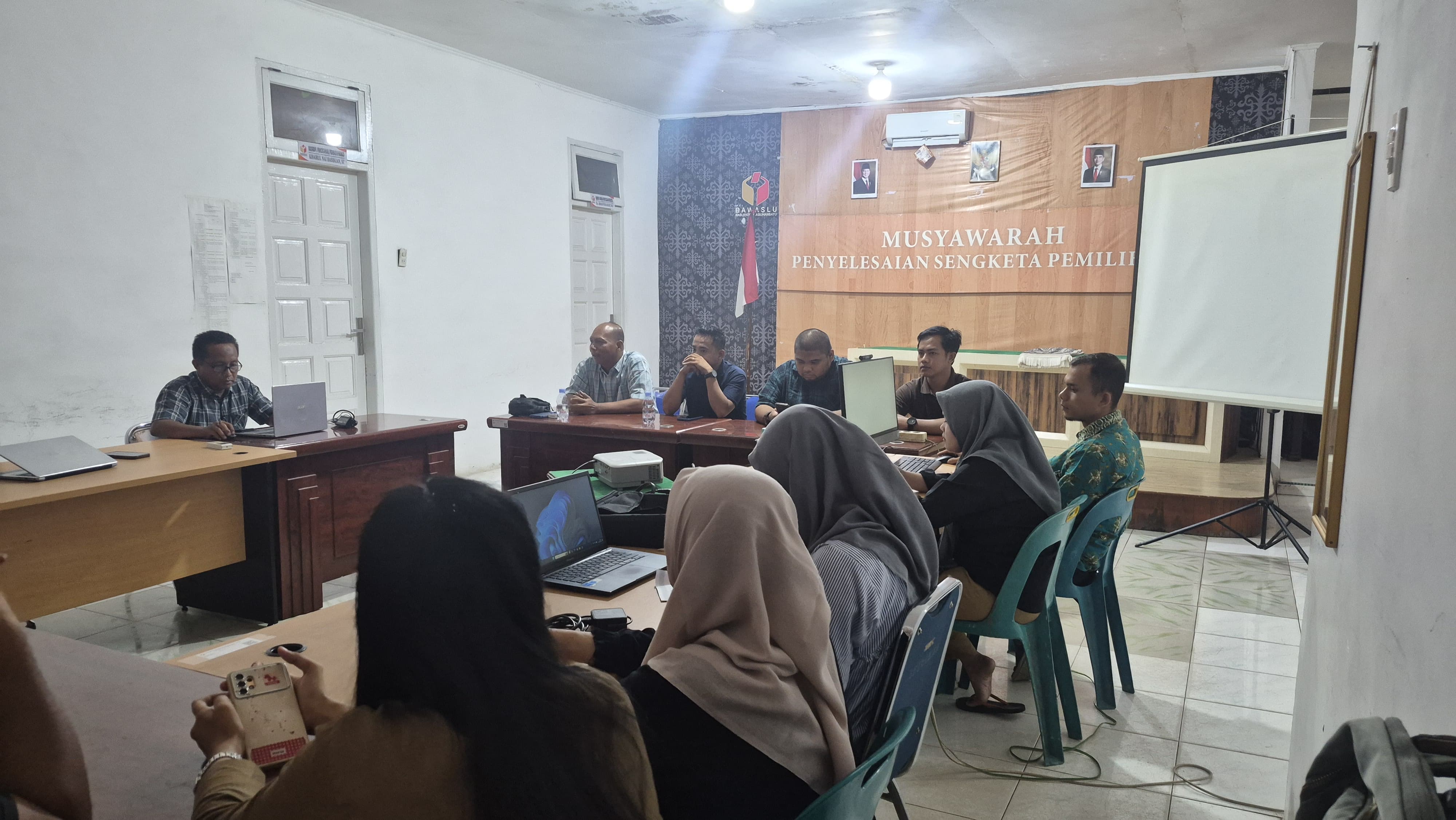Anggota Bawaslu Kabupaten Labuhanbatu Dr. Bernat Panjaitan Saat memberikan arahan kepada Peserta Rapat Dalam Kantor 