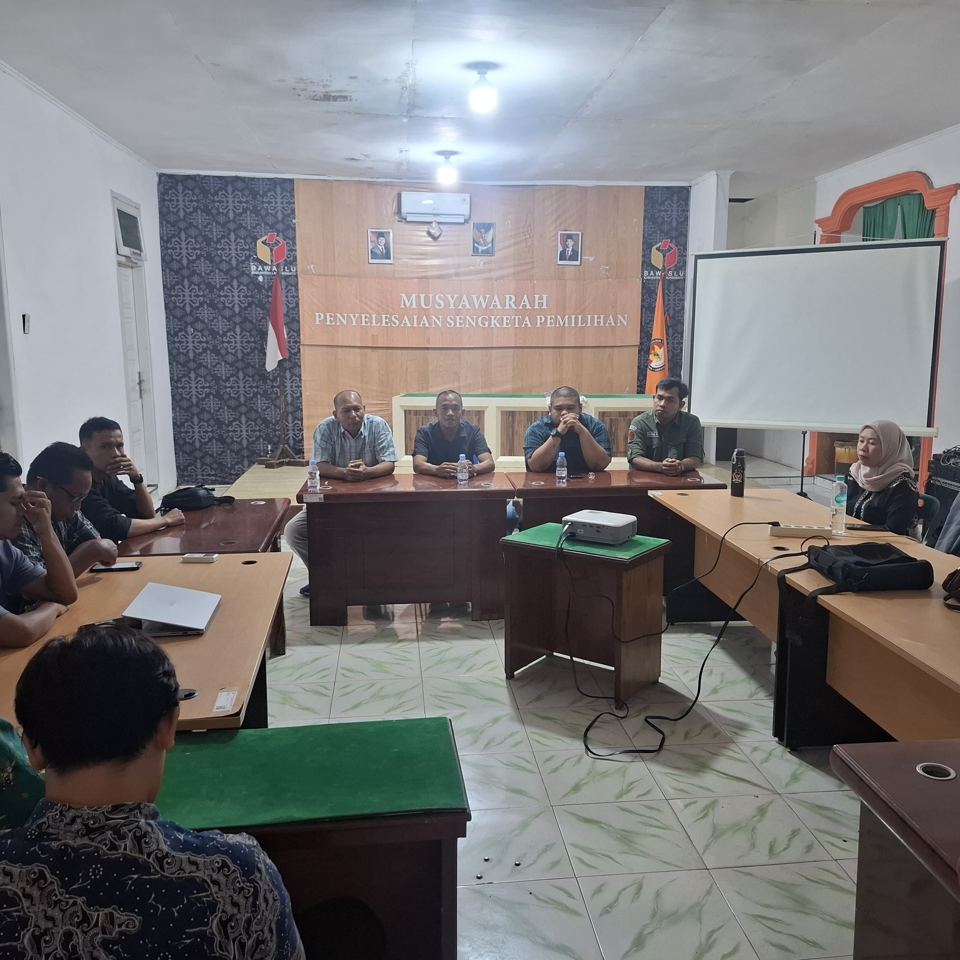 Anggota Bawaslu Kabupaten Labuhanbatu Dr. Bernat Panjaitan SH.M.Hum didampingi Kasubbag Pengawasan Pemilihan Umum dan Humas Ray Bachtian Rangkuti SH saat pelaksanaan Rapat Dalam Kantor 