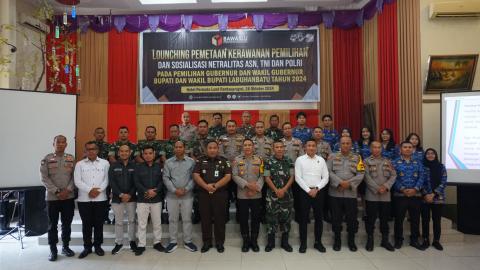 Ketua Bawaslu Labuhanbatu didampingi anggota foto bersama dengan peserta usai kegiatan.