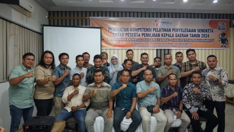 Anggota Bawaslu Labuhanbatu Dr. Arman Harahap M.Si foto bersama dengan Panwaslu Kecamatan Se - Kabupaten Labuhanbatu saat Rapat Kerja Teknis