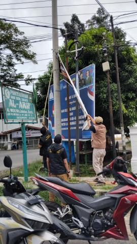 Bawaslu Kabupaten Labuhanbatu saat melaksanakan pengawasan Penertiban Alat Peraga Kampanye pada pemilihan serentak Tahun 2024